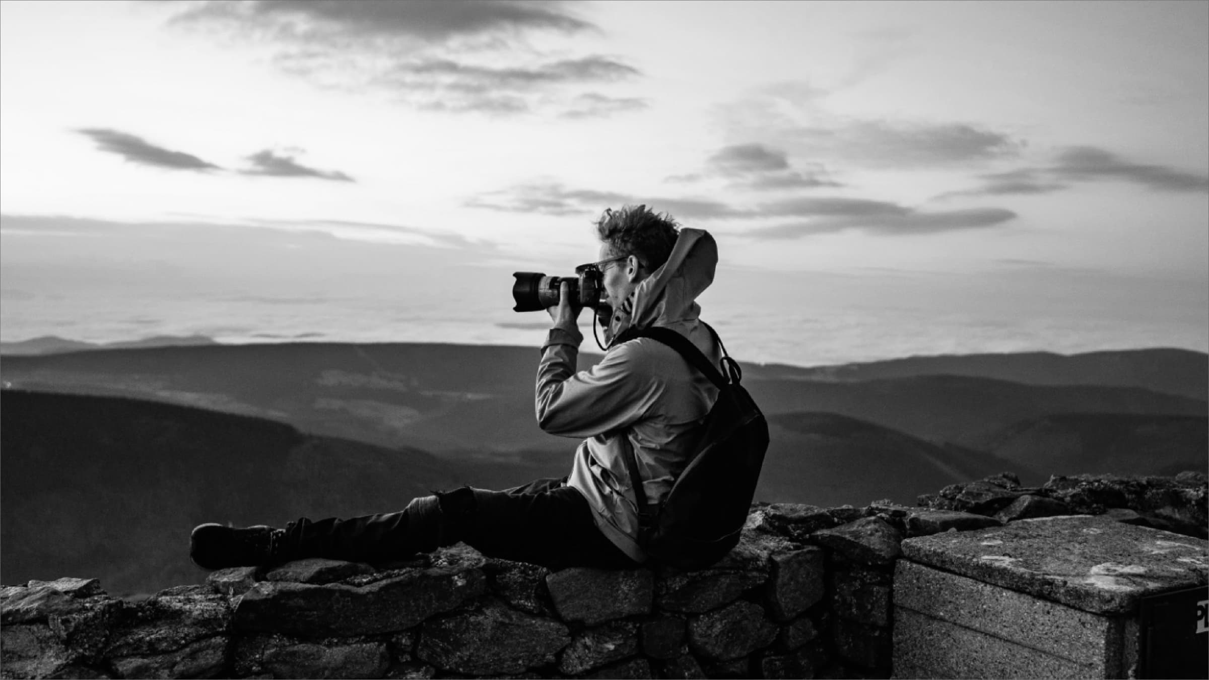 Fotógrafo observando uma paisagem através da câmera