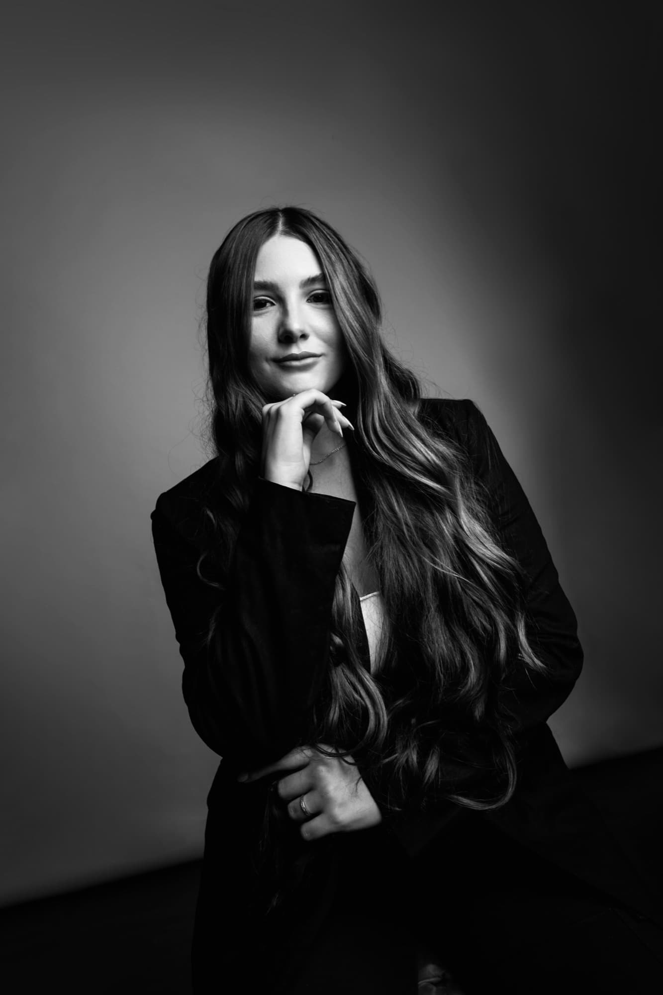 Retrato em preto e branco de uma mulher