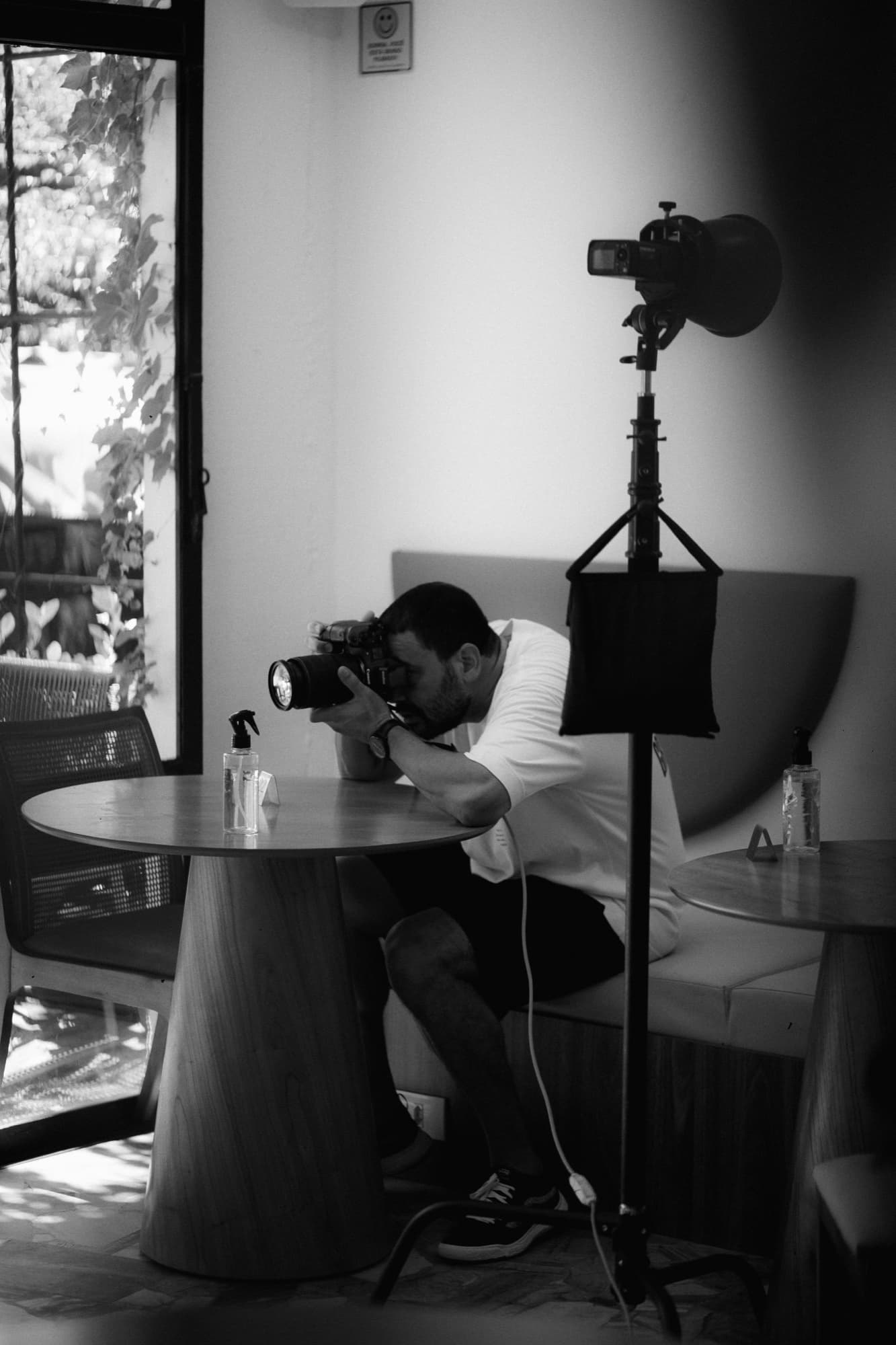 Fotógrafo em uma sessão de estúdio